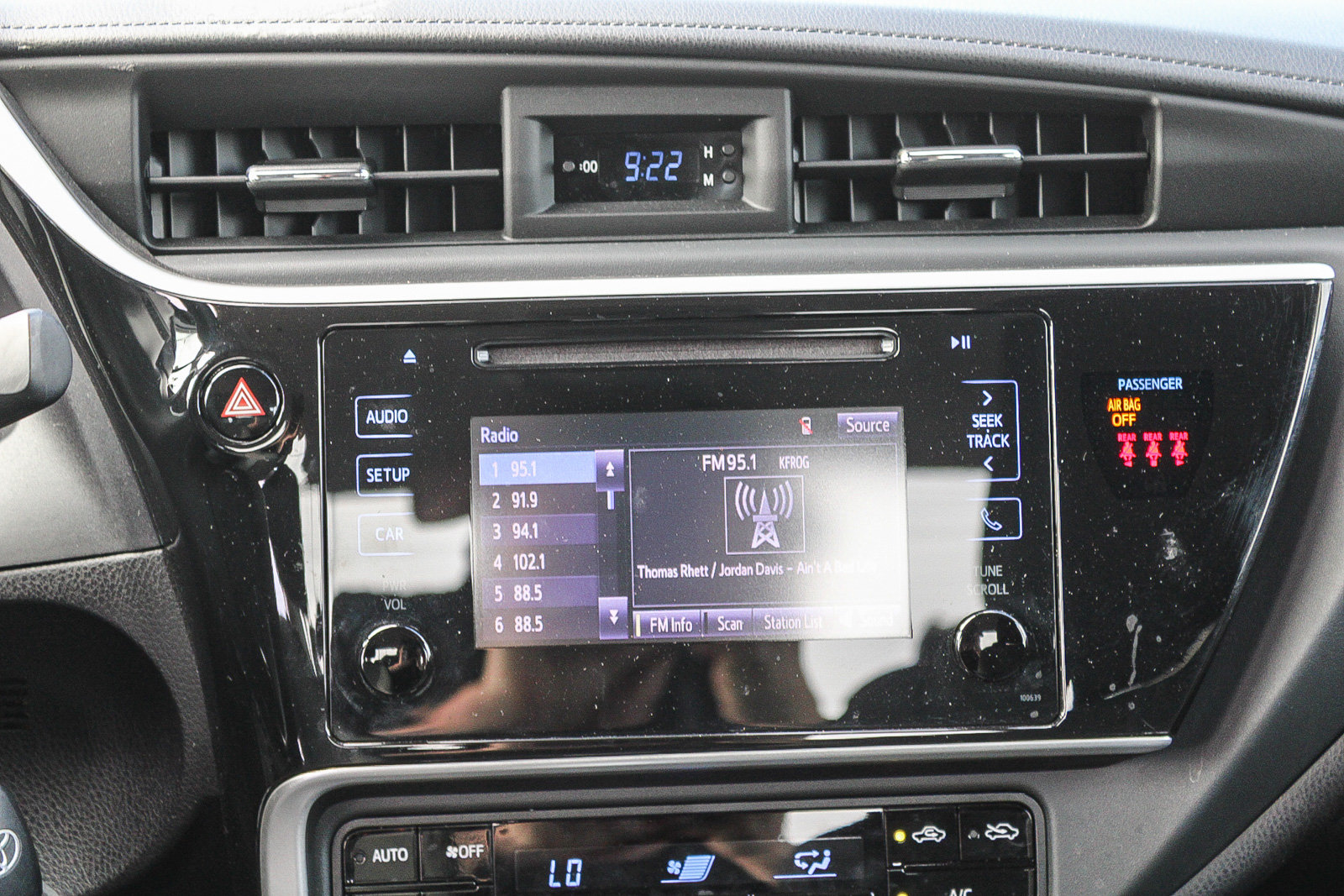 Used 2019 Toyota Corolla LE FWD image 16