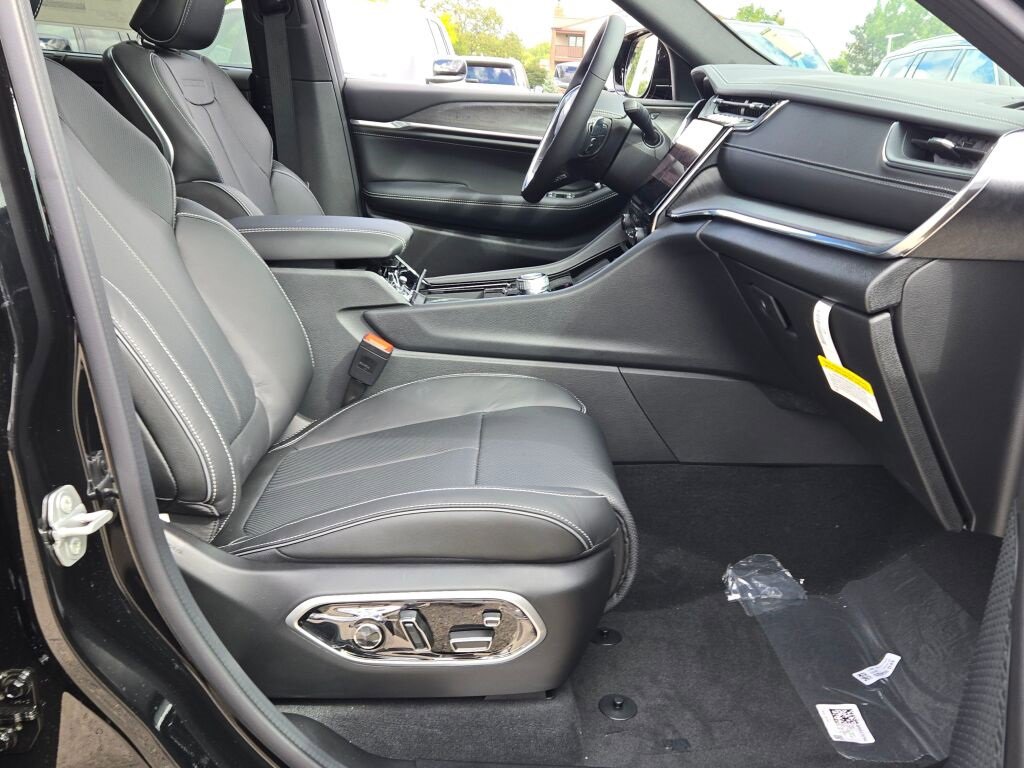 New 2025 Jeep Grand Cherokee L Overland w/ Luxury Tech Group IV image 7