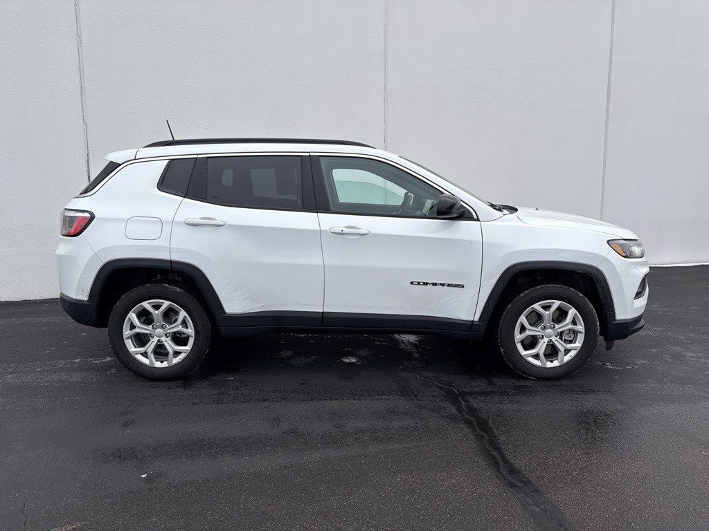 Used 2024 Jeep Compass Latitude image 3