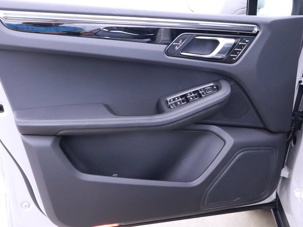 Certified 2025 Porsche Macan AWD/4WD image 36