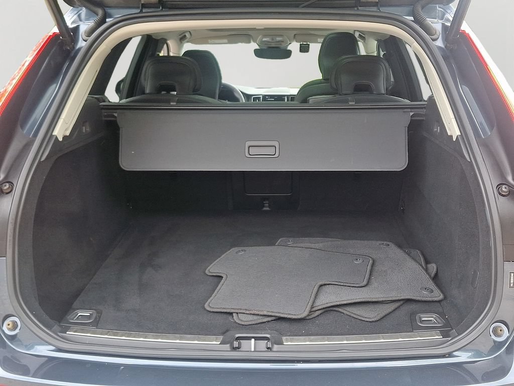 Used 2022 Volvo XC60 B5 Momentum AWD/4WD image 28