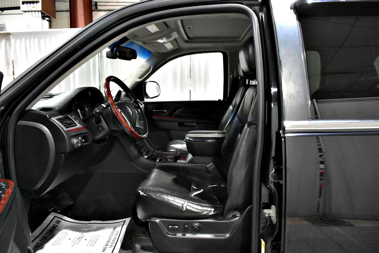 Used 2011 Cadillac Escalade ESV Luxury image 35