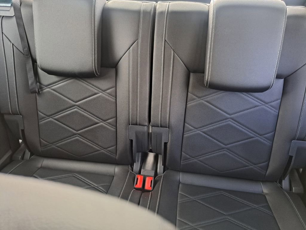 Used 2025 Volkswagen Atlas SE image 21