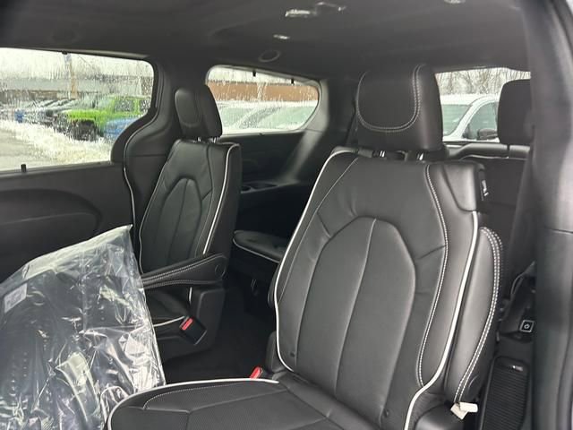 New 2026 Chrysler Pacifica Limited w/ Uconnect Theater Family Group image 14