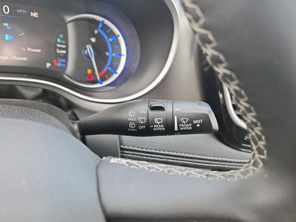 Used 2024 Chrysler Pacifica Select image 17