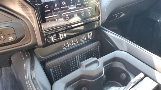 Used 2025 RAM 3500 Limited AWD/4WD image 20