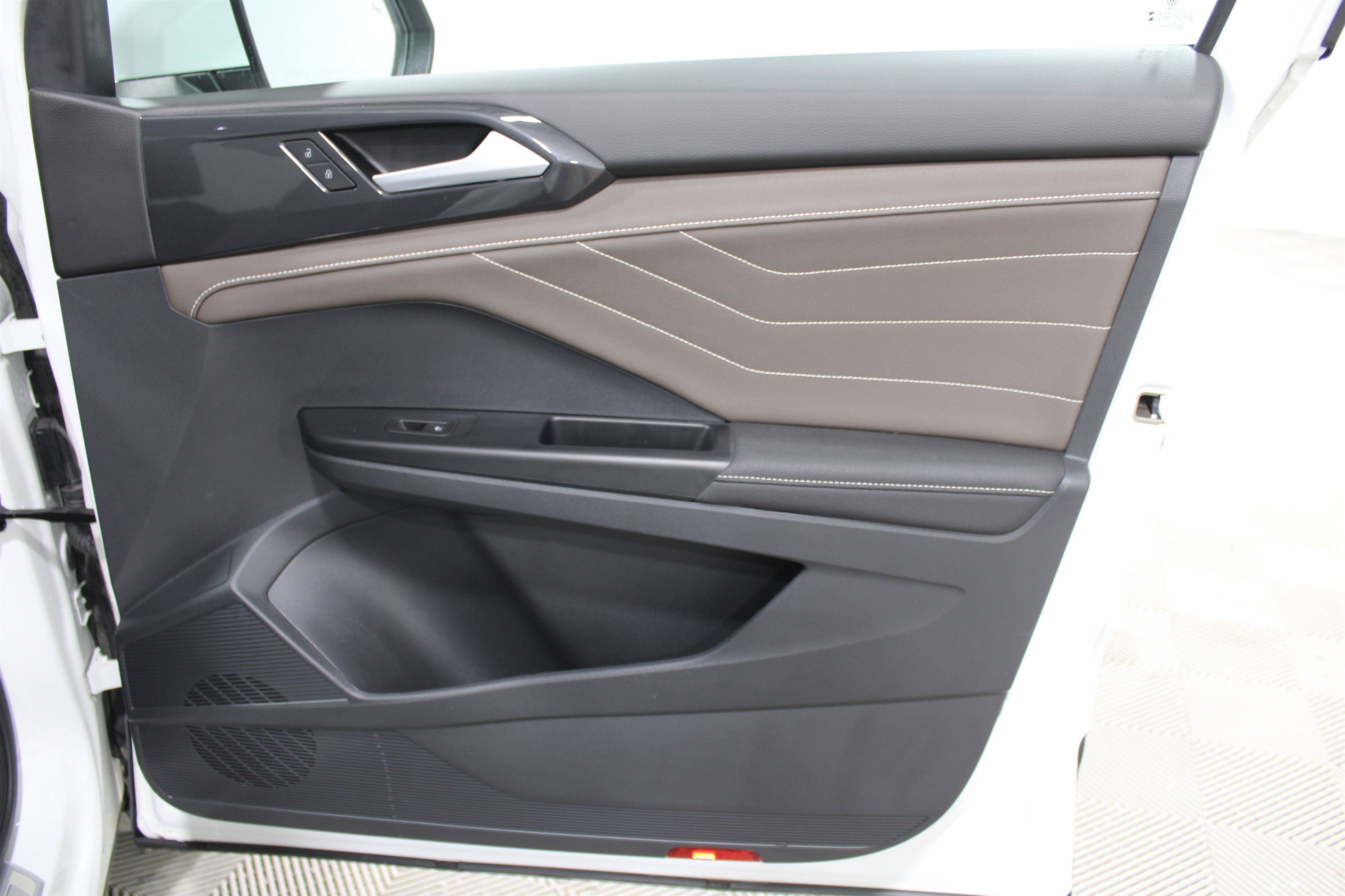 Used 2024 Volkswagen Taos SEL image 25