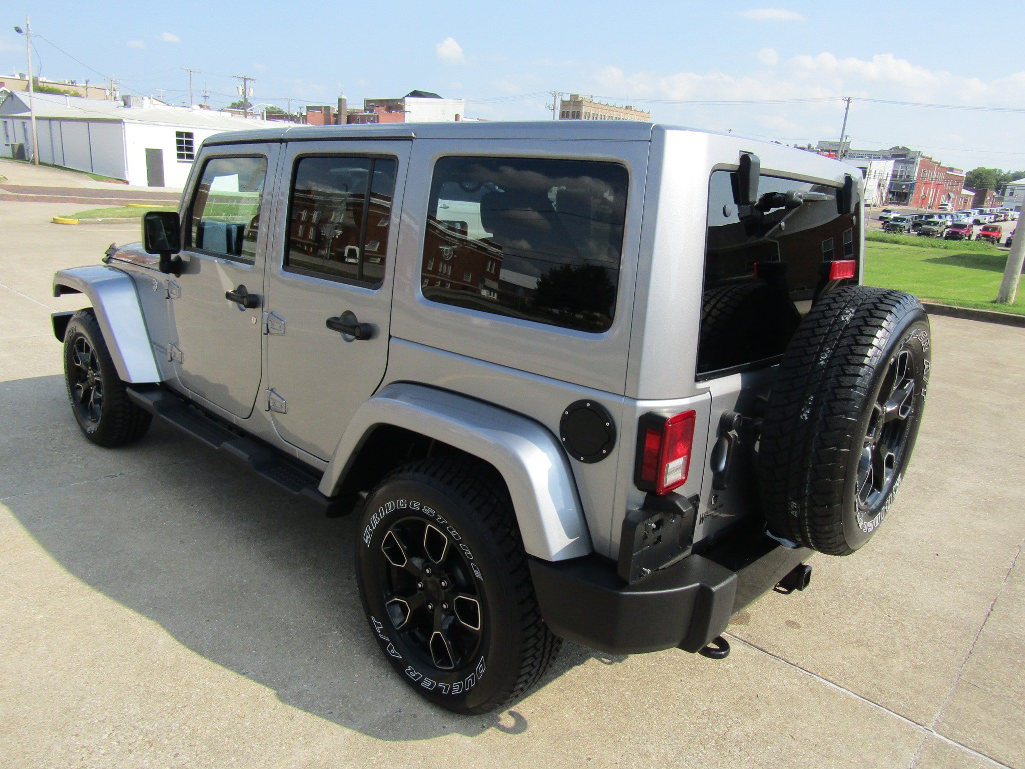 Used 2017 Jeep Wrangler Unlimited Sahara AWD/4WD image 5