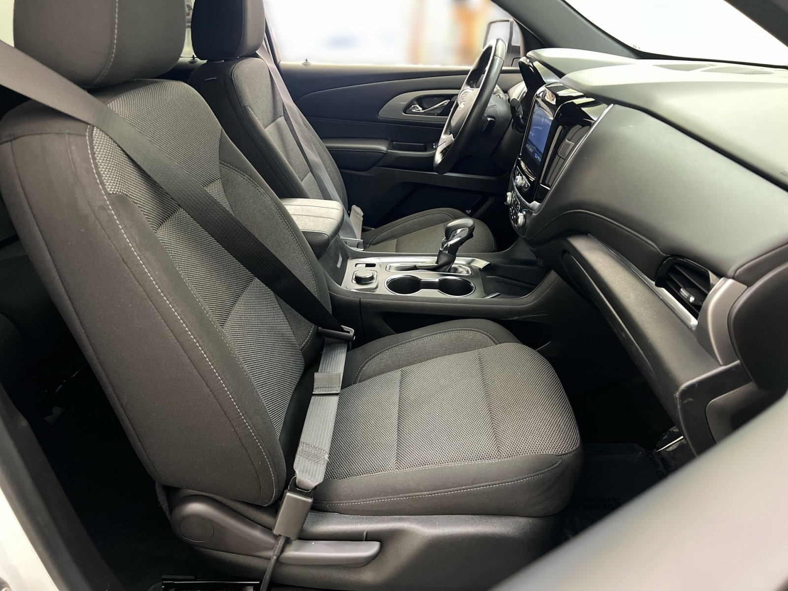 Used 2022 Chevrolet Traverse LT image 25