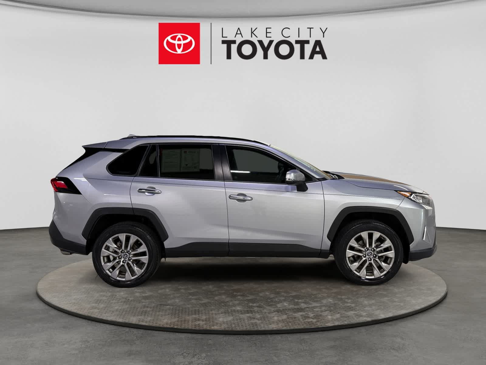 Used 2019 Toyota RAV4 Limited w/ Cold Weather Package FWD image 11