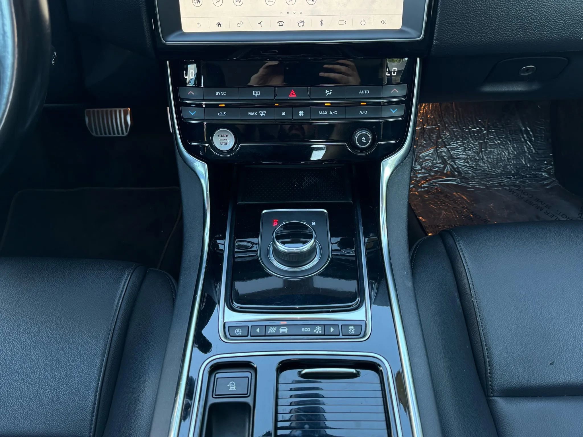 Used 2019 Jaguar XE Premium image 16