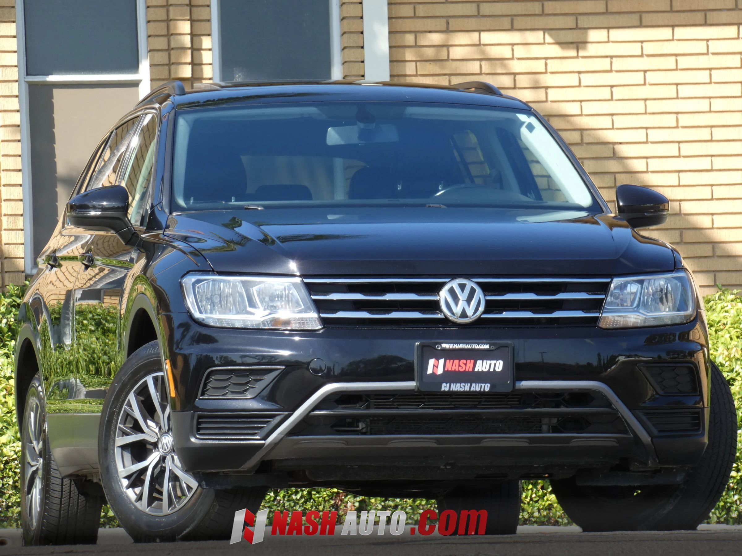 Used 2018 Volkswagen Tiguan SE w/ Panoramic Sunroof Package AWD/4WD image 1