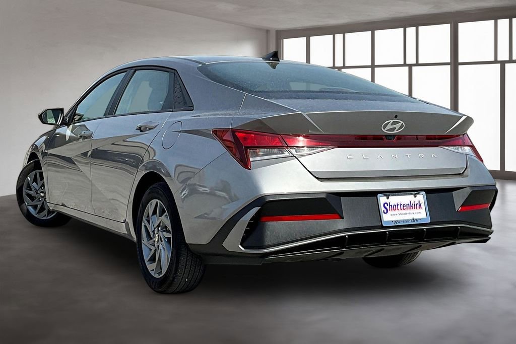 Used 2024 Hyundai Elantra SEL image 4