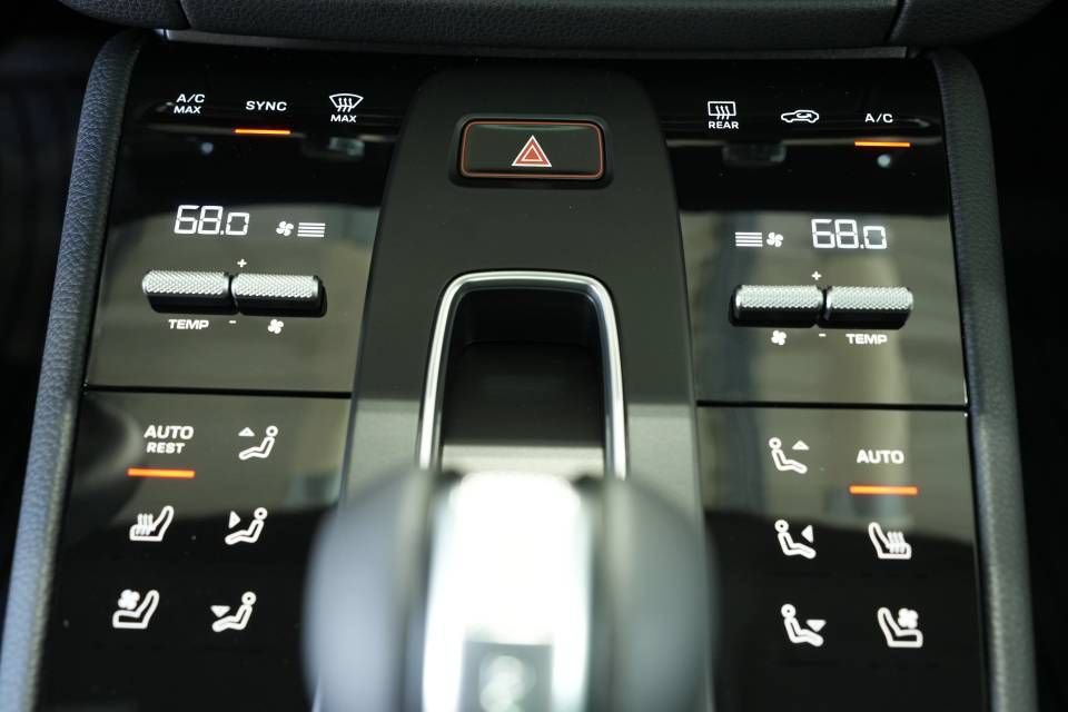 Certified 2025 Porsche Macan AWD/4WD image 21
