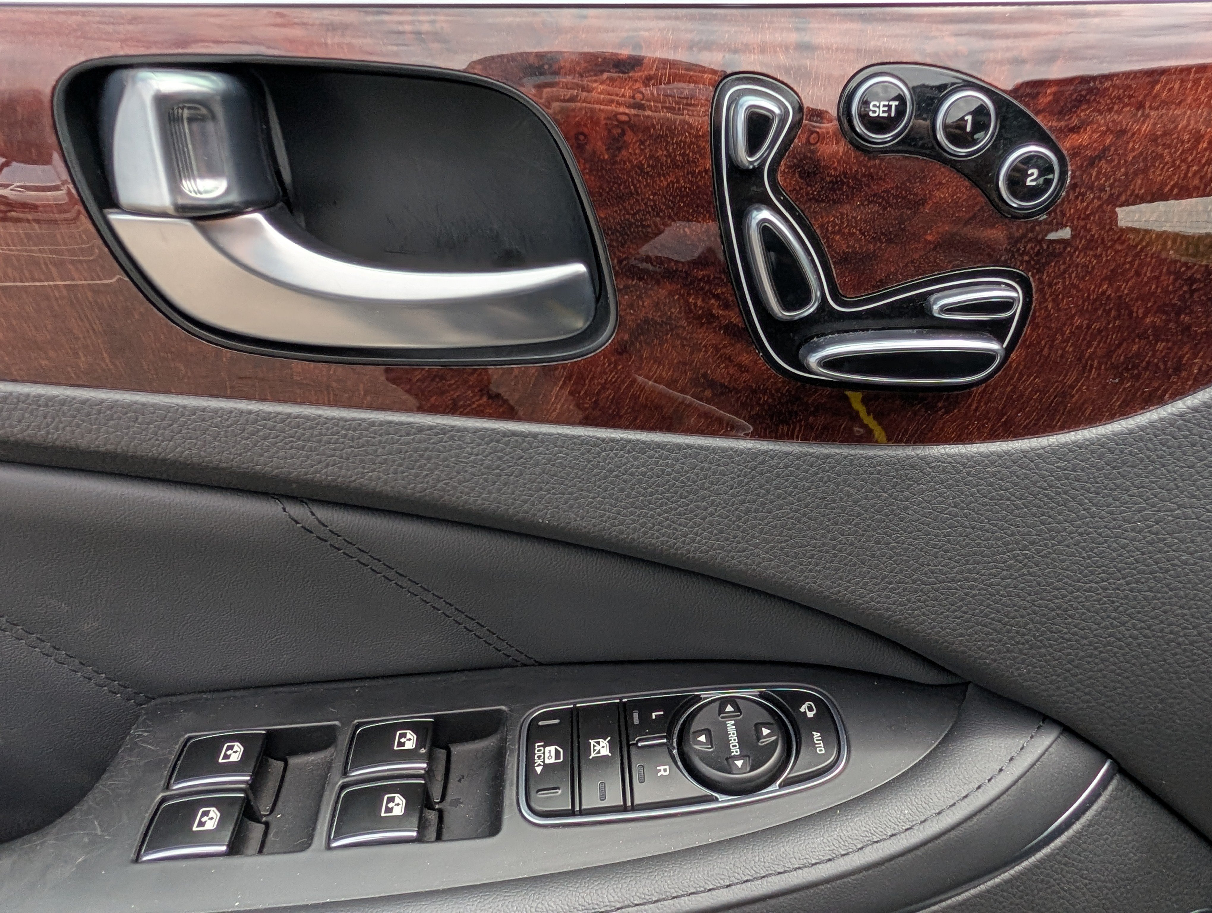 Used 2014 Hyundai Equus Signature RWD image 20