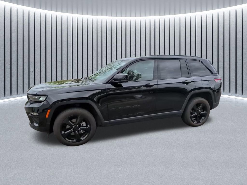Used 2025 Jeep Grand Cherokee Limited w/ Black Appearance Package AWD/4WD image 14