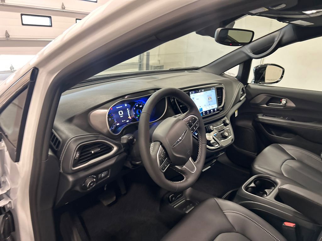 New 2026 Chrysler Pacifica Select image 16