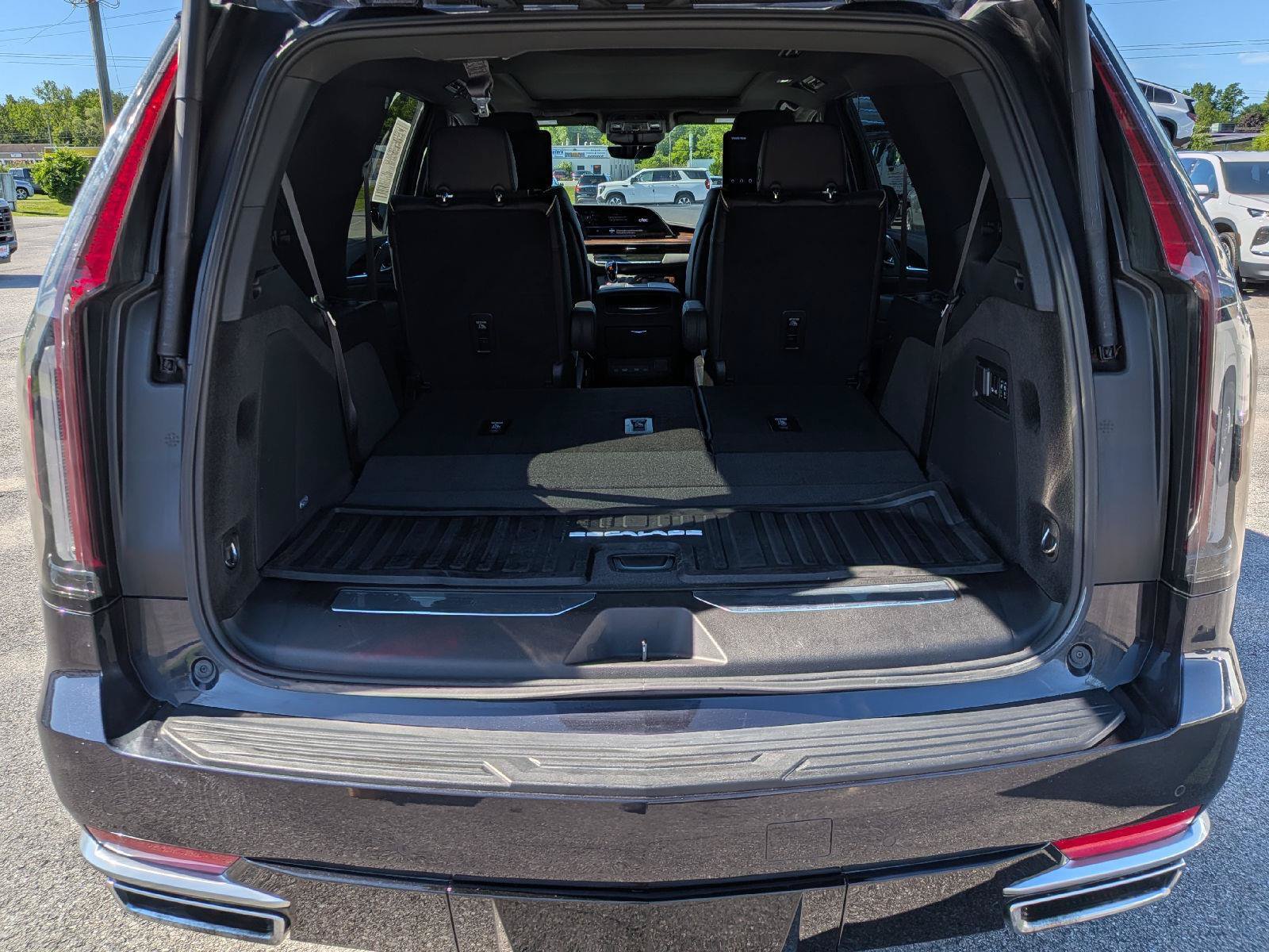 Used 2023 Cadillac Escalade Premium Luxury AWD/4WD image 10