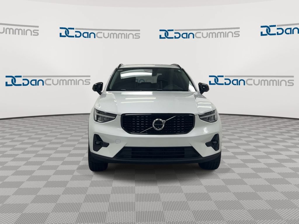 Used 2023 Volvo XC40 B4 Ultimate FWD image 3