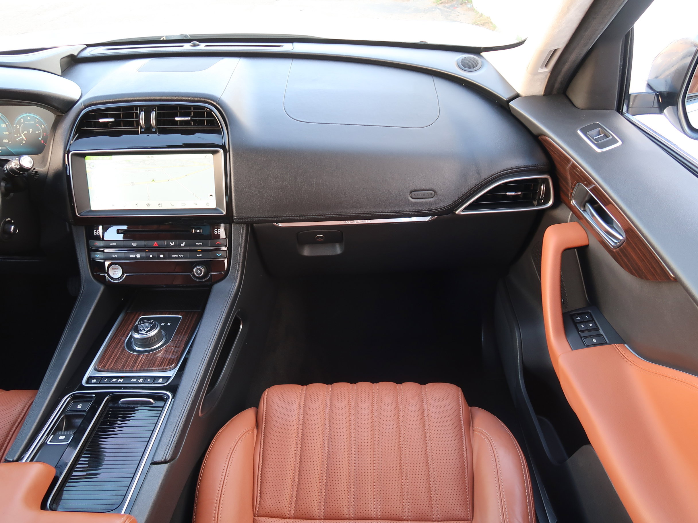 Used 2018 Jaguar F-PACE Portfolio image 15