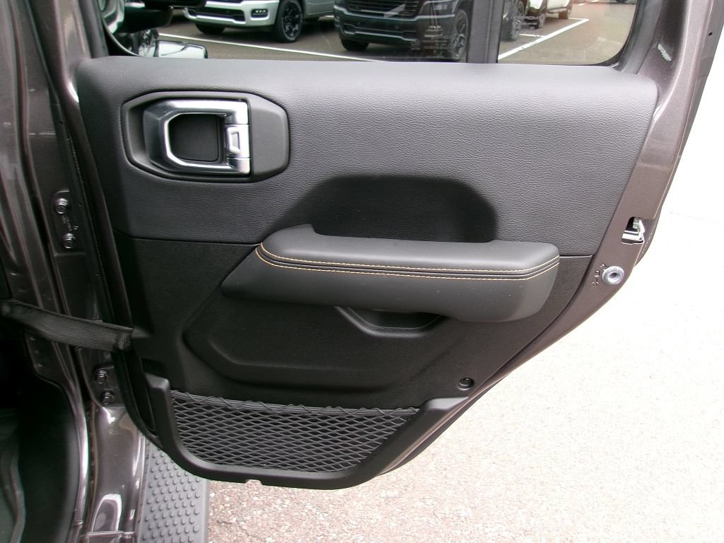 Certified 2025 Jeep Wrangler Unlimited Sahara w/ Safety Group AWD/4WD image 9