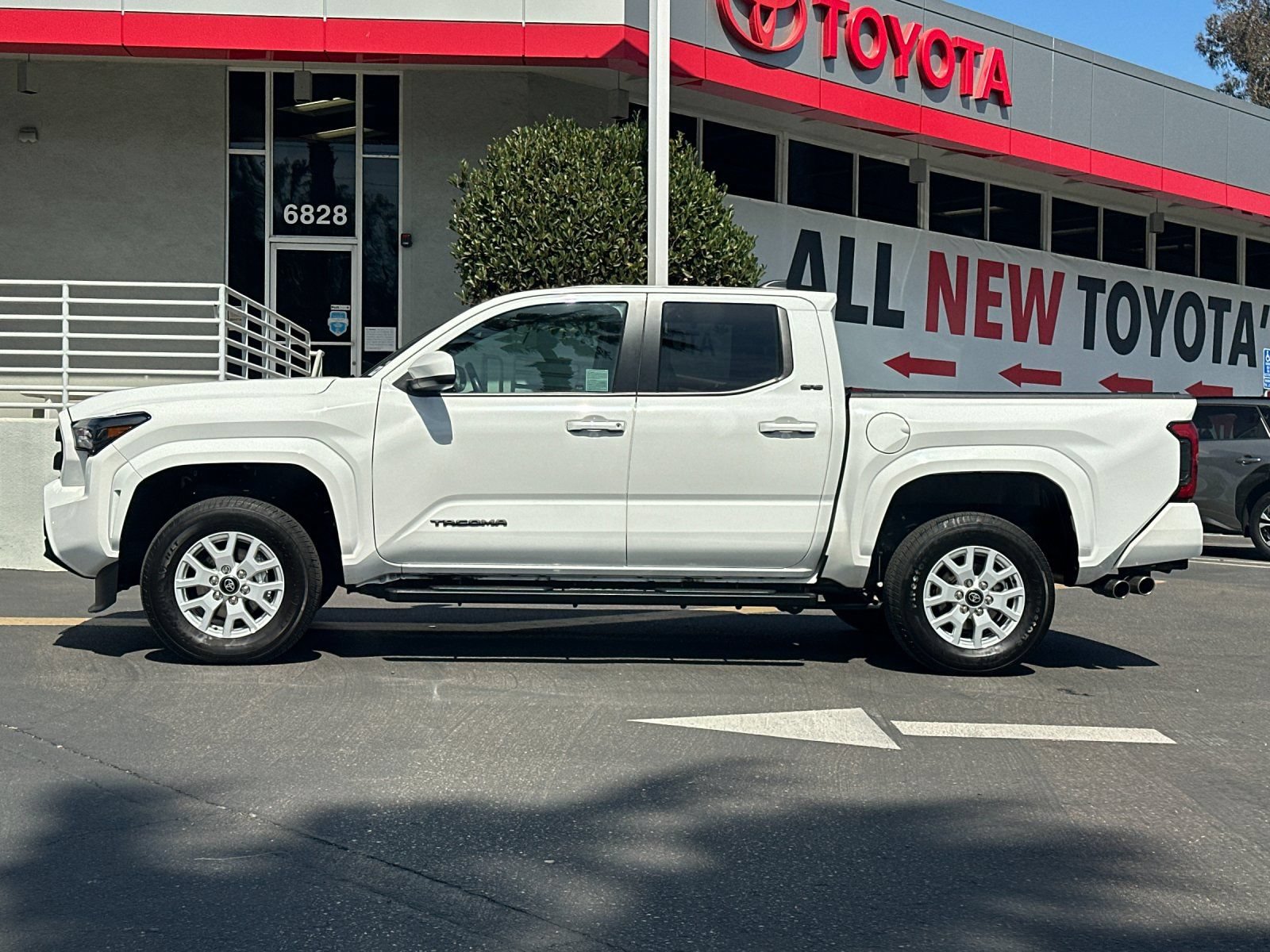 Used 2024 Toyota Tacoma SR5 AWD/4WD image 2