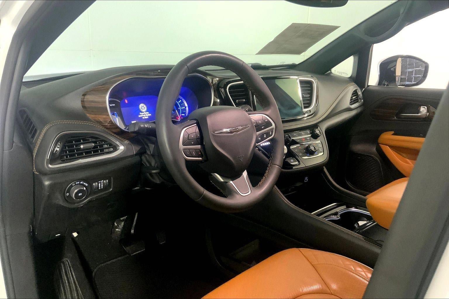 Used 2023 Chrysler Pacifica Pinnacle FWD image 14