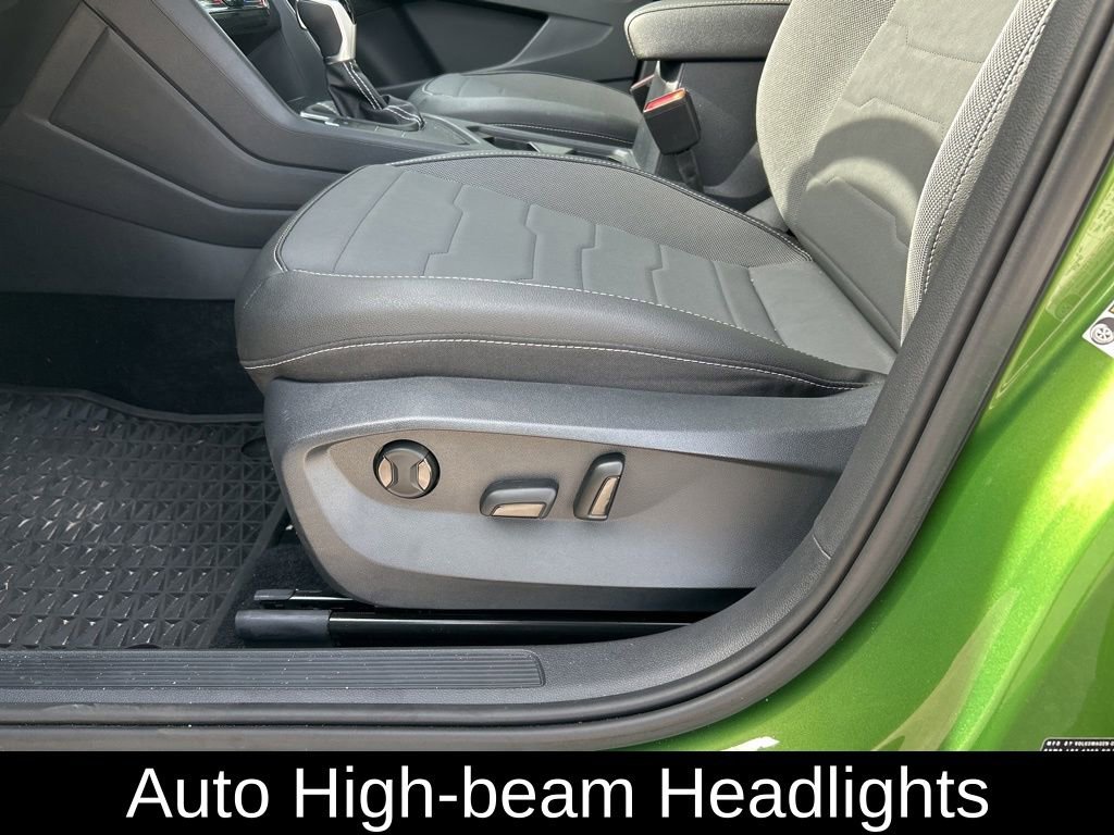 Certified 2025 Volkswagen Taos SE image 16