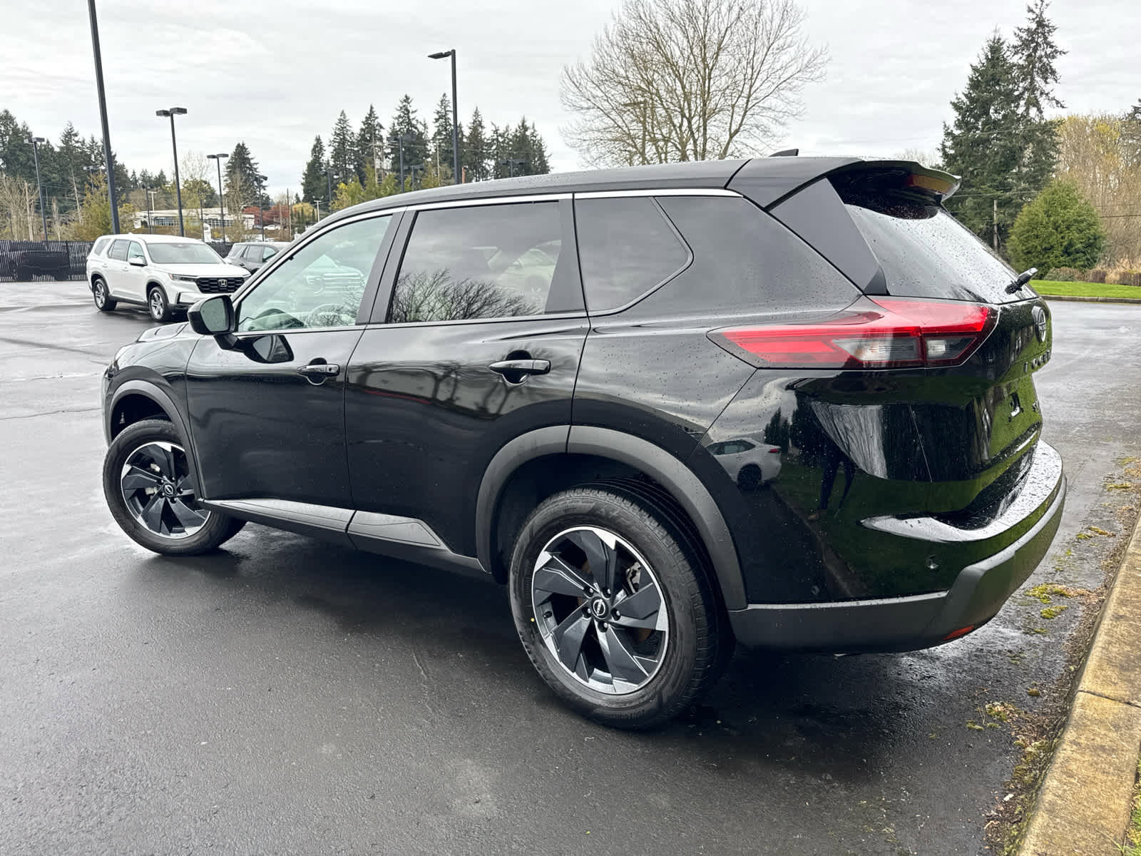 Used 2024 Nissan Rogue SV image 3