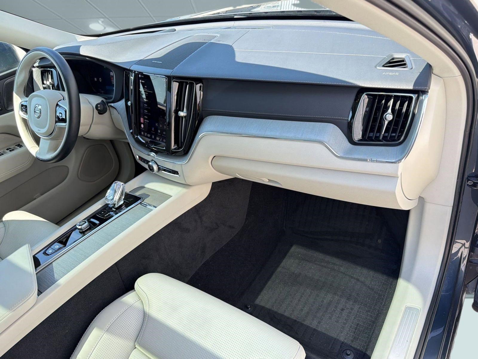 Used 2023 Volvo XC60 B5 Ultimate w/ Climate Package FWD image 31
