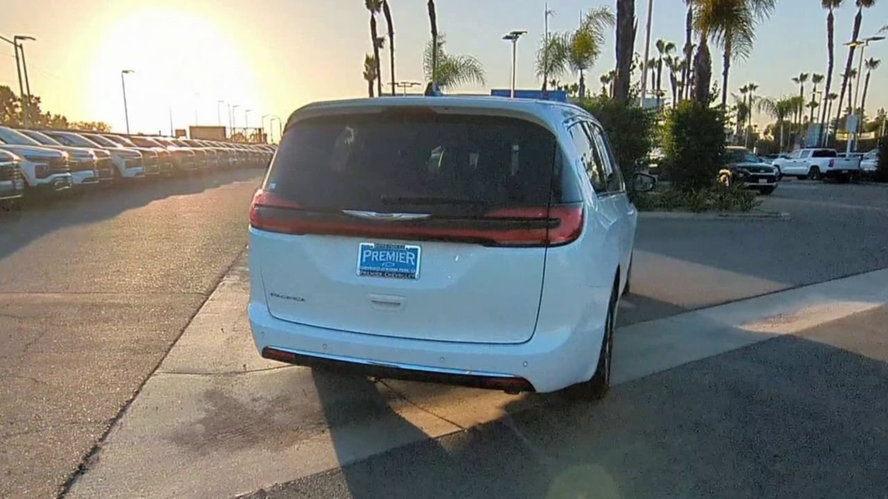 Used 2023 Chrysler Pacifica Touring-L FWD image 7