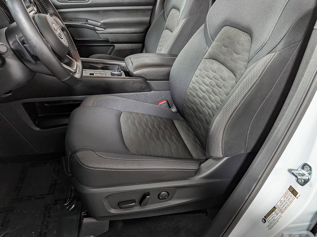 Used 2025 Nissan Pathfinder SV image 17