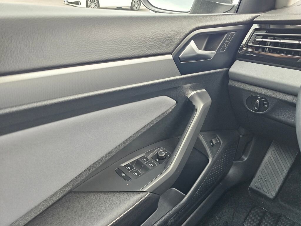 Certified 2025 Volkswagen Jetta SE w/ Sunroof Package image 28