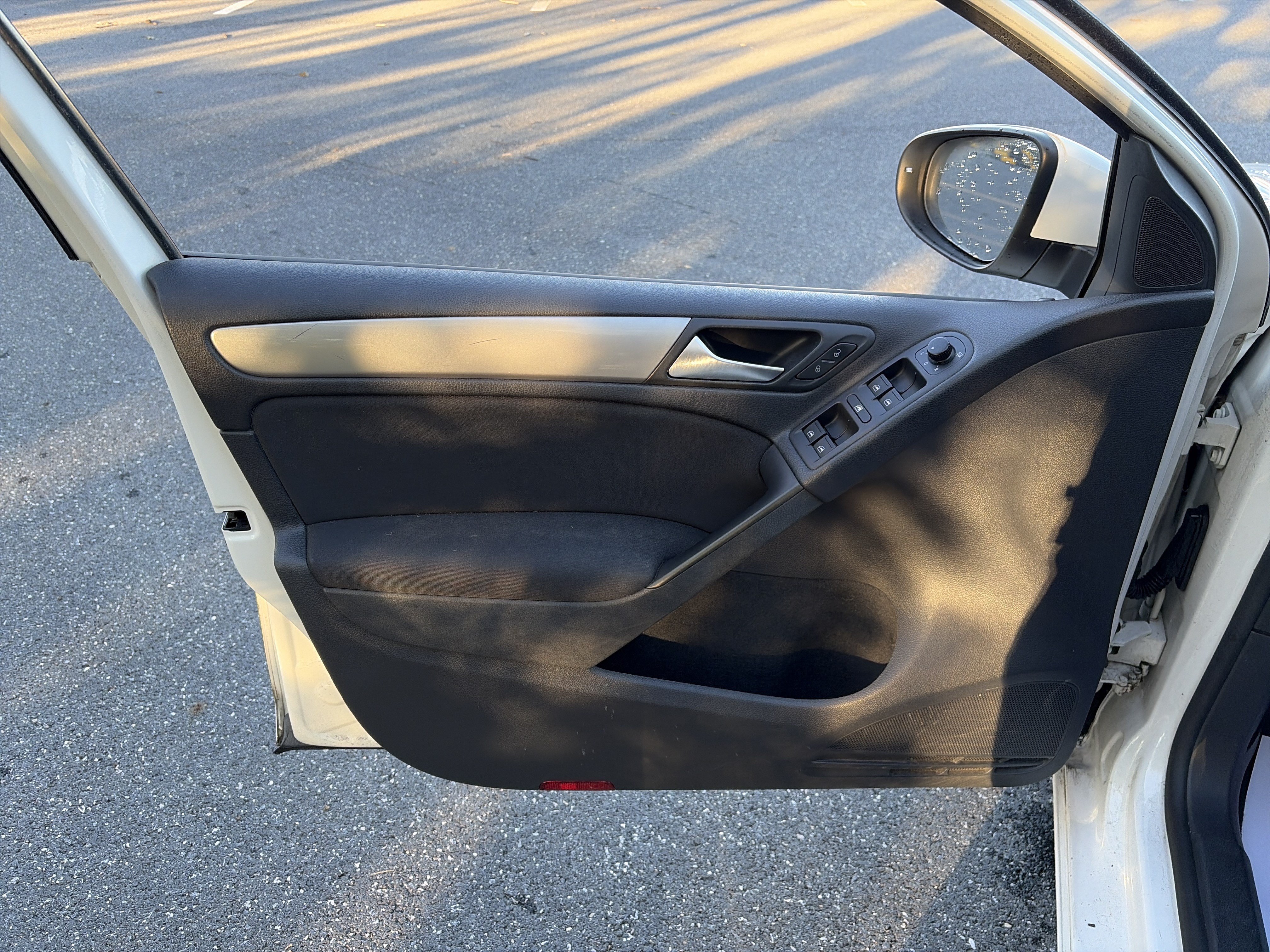 Used 2014 Volkswagen Golf 4-Door FWD image 11
