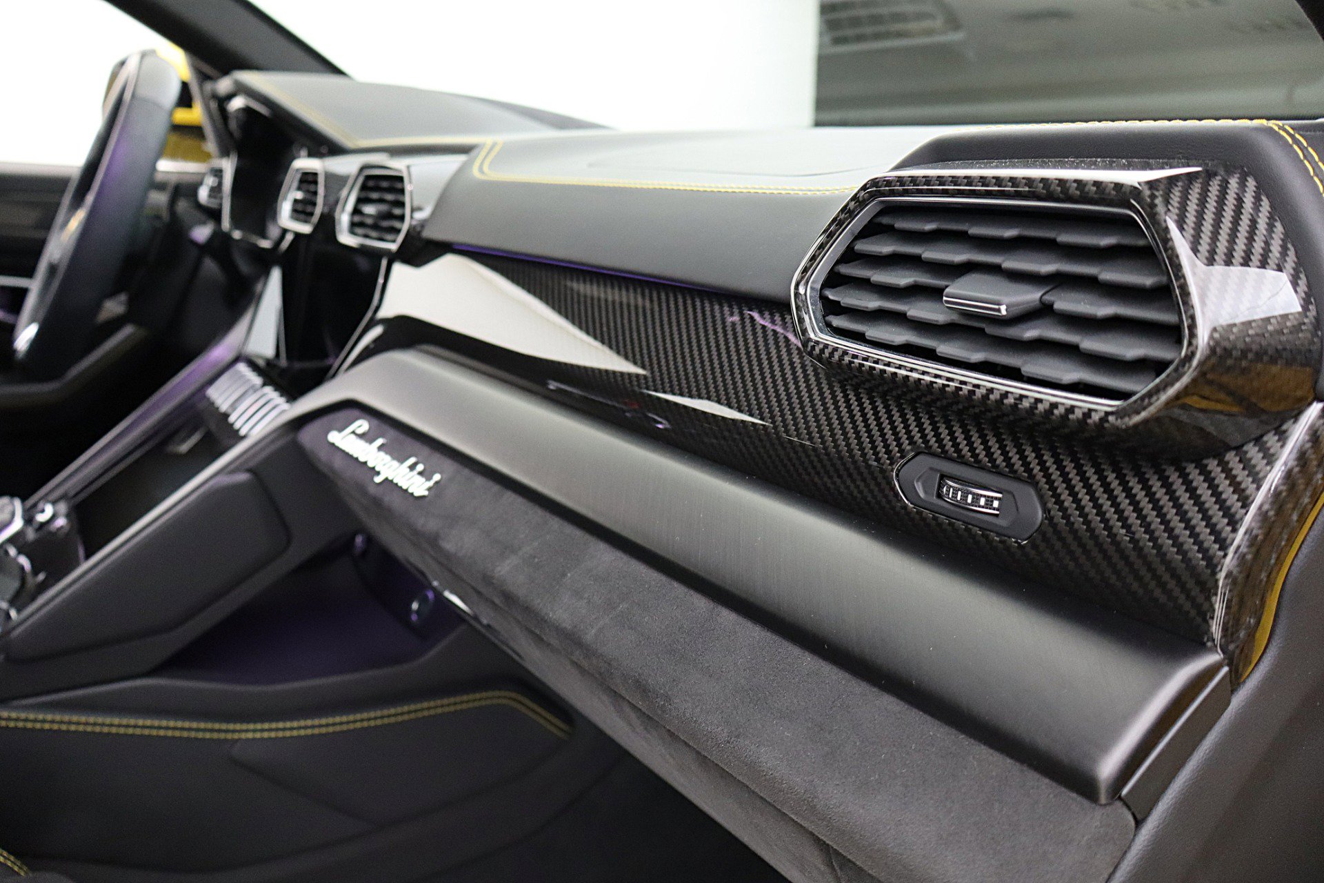 Used 2022 Lamborghini Urus image 35