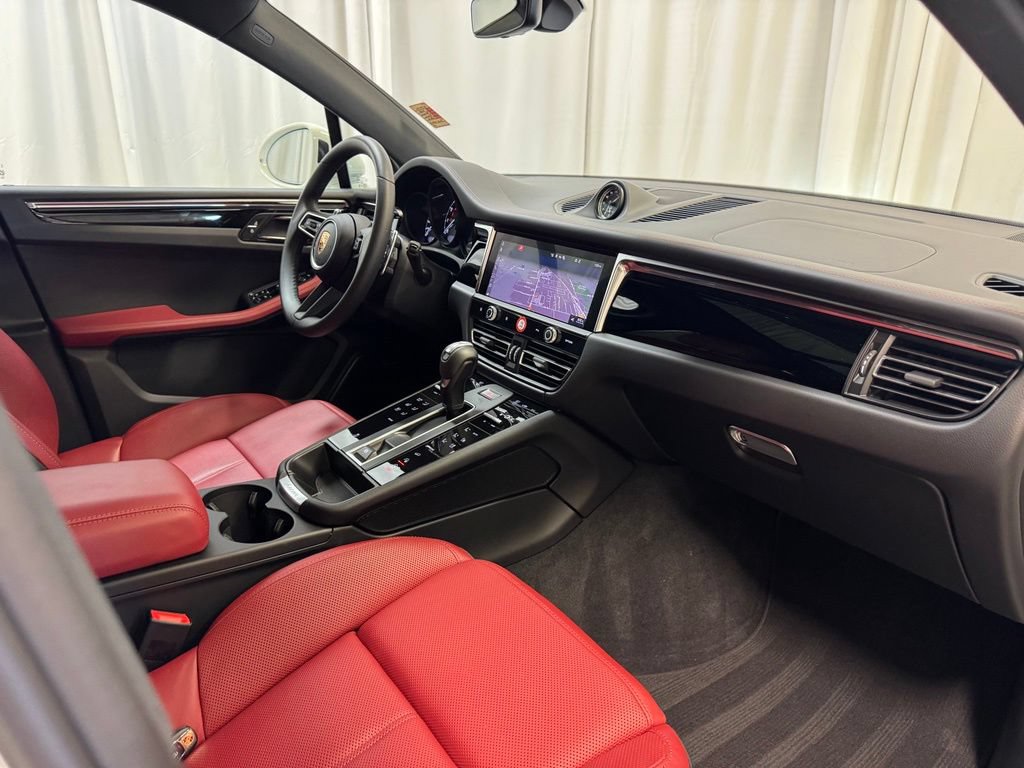 Certified 2025 Porsche Macan w/ Premium Package Plus AWD/4WD image 33