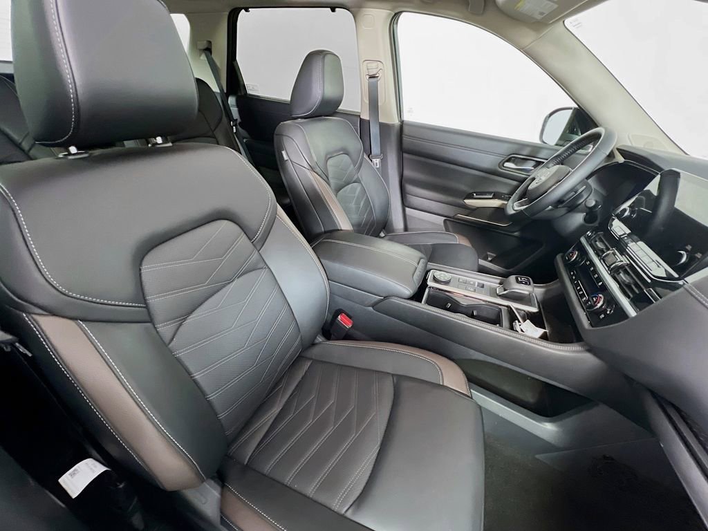 Used 2025 Nissan Pathfinder Platinum image 30