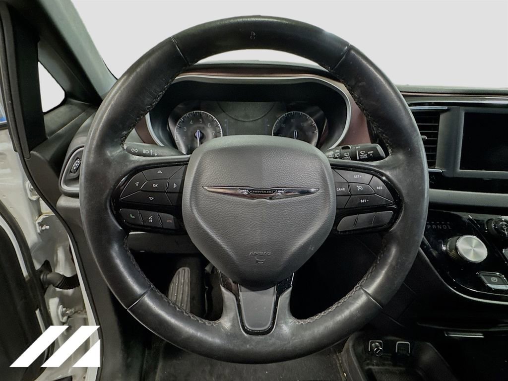 Used 2020 Chrysler Pacifica Touring-L FWD image 11