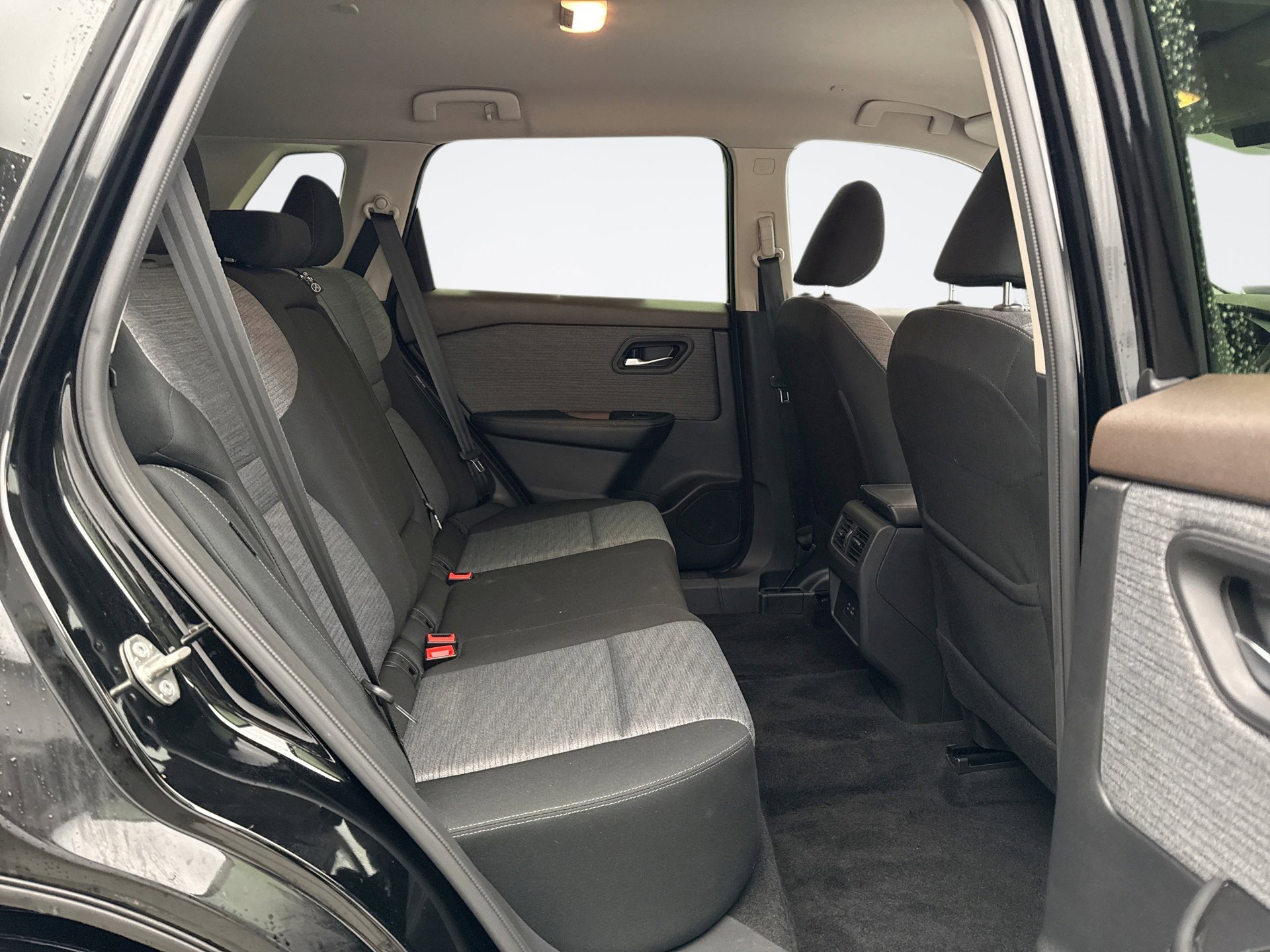 Used 2023 Nissan Rogue SV image 18