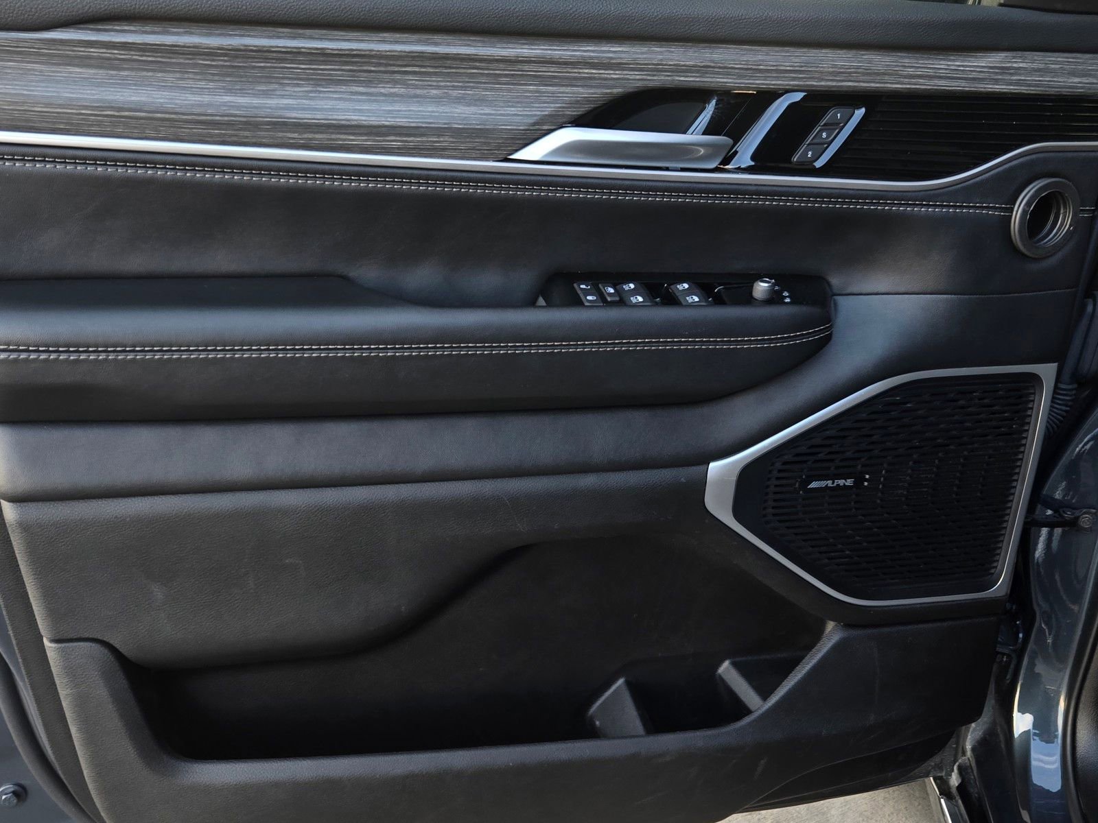 Used 2024 Jeep Wagoneer L Series II w/ Flexible Seating Group image 9