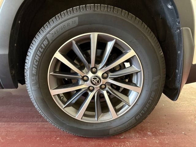 Used 2019 Toyota Highlander XLE AWD/4WD image 23