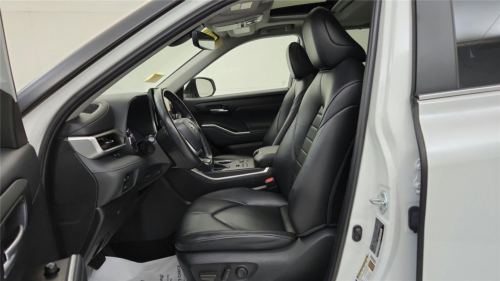 Certified 2023 Toyota Highlander XLE image 26