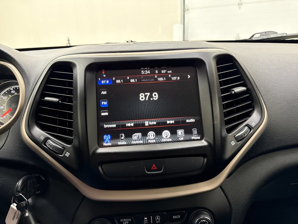 Used 2015 Jeep Cherokee Latitude w/ Cold Weather Group AWD/4WD image 17