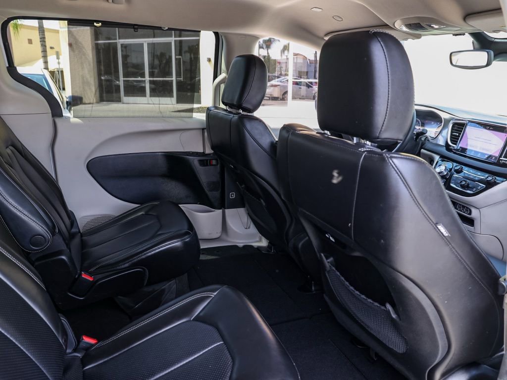 Used 2023 Chrysler Pacifica Touring-L image 18
