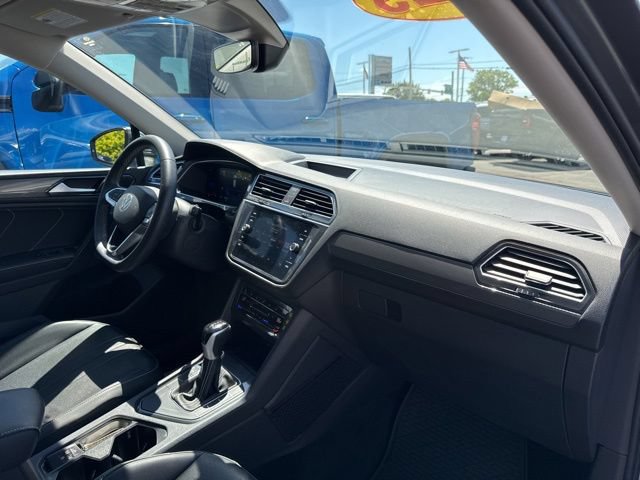 Used 2023 Volkswagen Tiguan SE w/ Panoramic Sunroof Package FWD image 28
