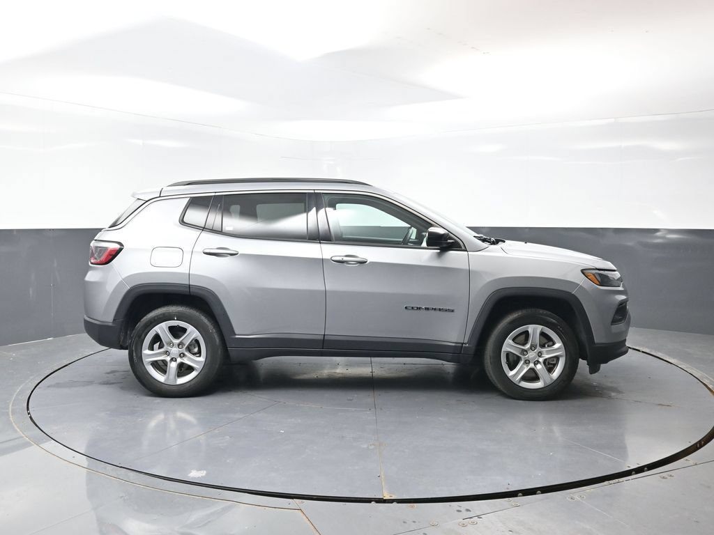 Used 2024 Jeep Compass Latitude AWD/4WD image 3