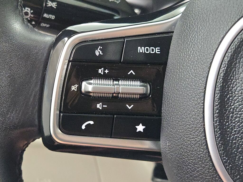 Used 2024 Kia Carnival EX image 32