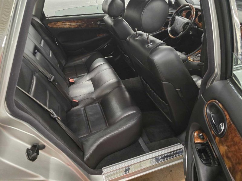 Used 1999 Jaguar XJ8 image 6