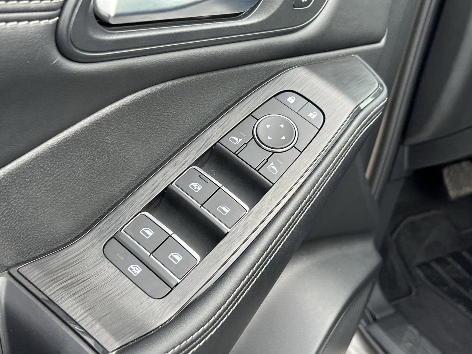 Used 2025 Nissan Rogue SL w/ SL Premium Package image 12