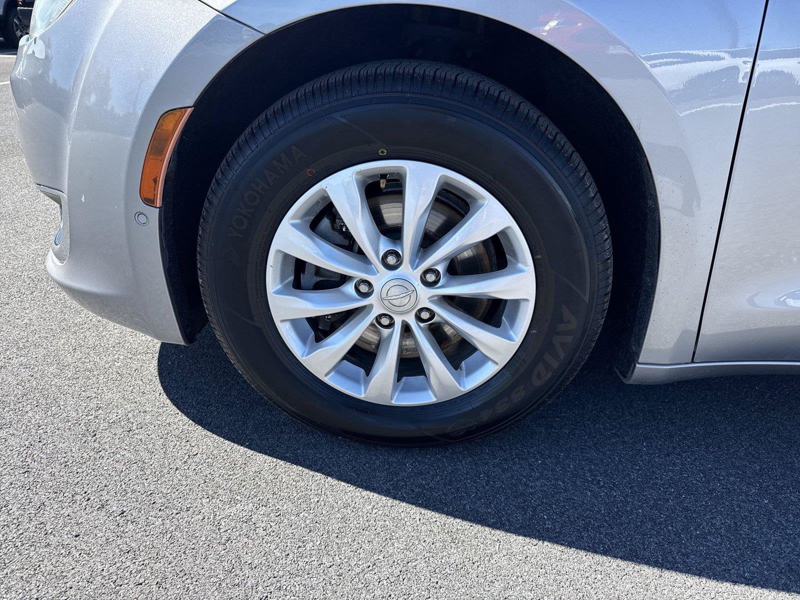 Used 2019 Chrysler Pacifica Touring Plus w/ Advanced Safetytec Group FWD image 10
